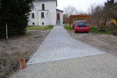 Hauszufahrt aus Granit-Kleinpflaster im Bogenverband
