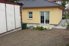 Hofgestaltung mit Natursteinplatten und Rasengittersteinen (2)