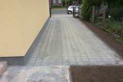 Hofgestaltung mit Natursteinplatten und Rasengittersteinen (3)