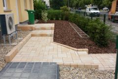Hofgestaltung mit Natursteinplatten und Rasengittersteinen (4)