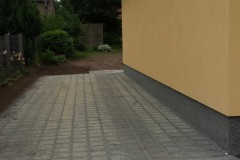 Hofgestaltung mit Natursteinplatten und Rasengittersteinen (5)