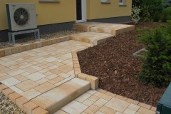 Hofgestaltung mit Natursteinplatten und Rasengittersteinen (6)