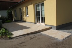 Hofgestaltung mit Natursteinplatten und Rasengittersteinen (7)