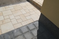 Hofgestaltung mit Natursteinplatten und Rasengittersteinen (8)