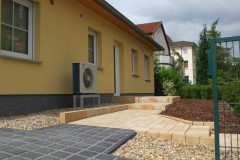 Hofgestaltung mit Natursteinplatten und Rasengittersteinen (9)