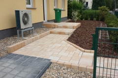 Hofgestaltung mit Natursteinplatten und Rasengittersteinen (10)