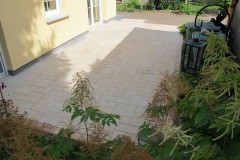 Hofgestaltung mit Natursteinplatten und Rasengittersteinen (11)