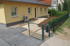Hofgestaltung mit Natursteinplatten und Rasengittersteinen (12)