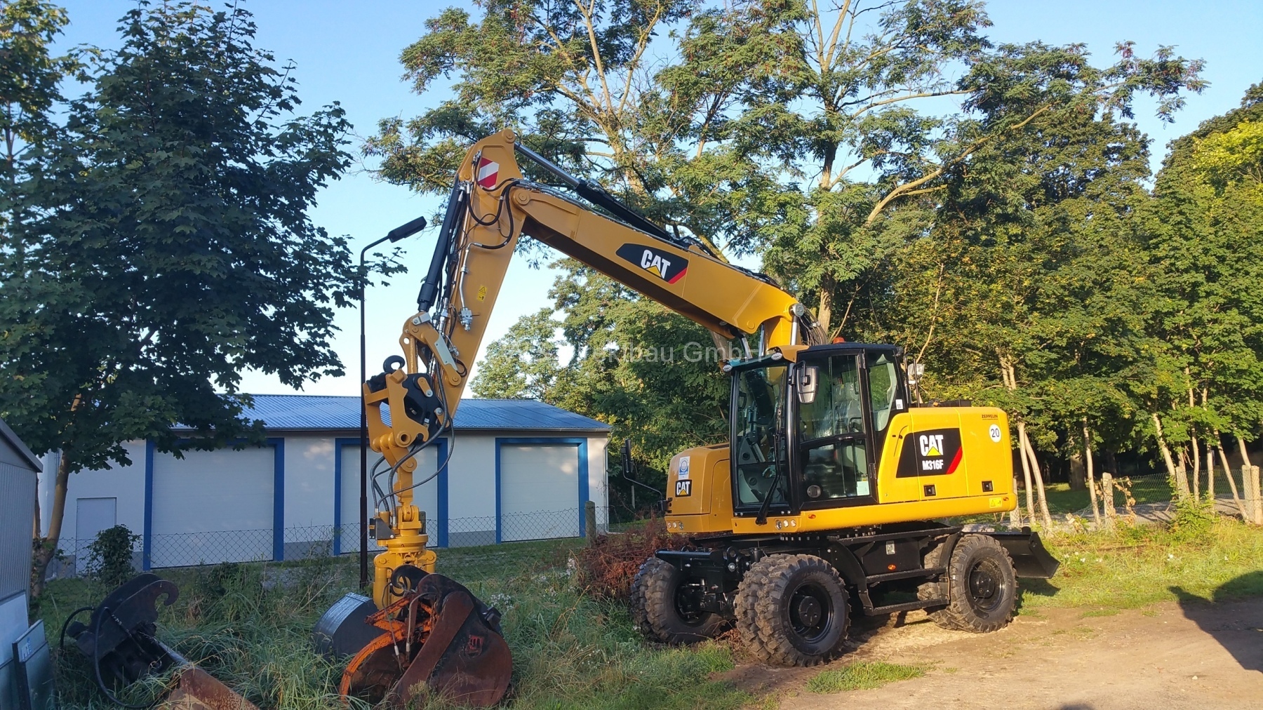 Foto Maschinenpark · z. B. CAT M316F im Einsatz