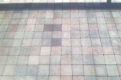 Pkw-Stellplatz mit Betonpflaster unter Carport