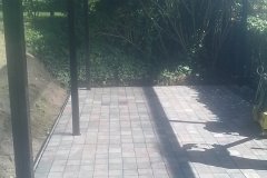 Pkw-Stellplatz mit Betonpflaster unter Carport (2)