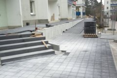 Außenanlage am Wohnhaus mit Gartenweg und Treppe
