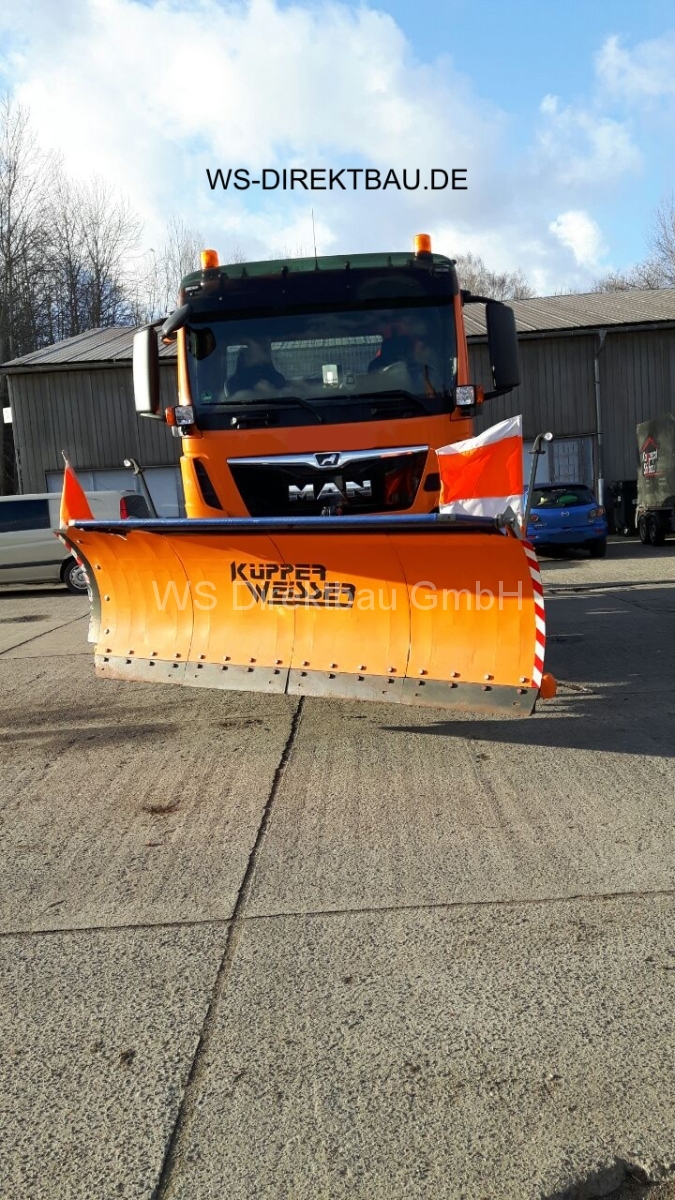 Winterdienst-Foto · MAN Räumfahrzeug oder Streueinsatz